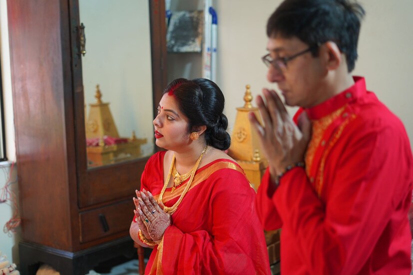 কাঞ্চনের পরনে শ্রীময়ীর শাড়ির সঙ্গে মিলিয়ে লাল-সোনালি কম্বিনেশনের পাঞ্জাবি।