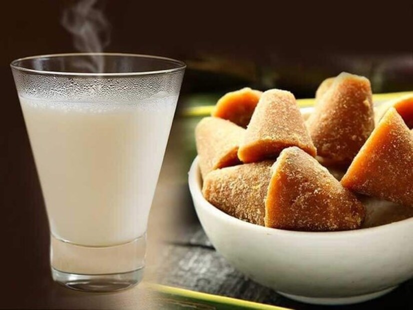 অন্য দিকে দুধ হল ক্যালশিয়ামের সমৃদ্ধ উৎস। গরম দুধের সঙ্গে গুড় মিশিয়ে খেলে হিমোগ্লোবিনের মাত্রা বাড়বে। রক্তাল্পতার সমস্যায় যাঁরা ভুগছেন, দুধের সঙ্গে গুড় মিশিয়ে খেতে পারেন। উপকার পাবেন। এ ছাড়াও অন্তঃসত্ত্বাকালীন অবস্থায় দুধের সঙ্গে গুড় খেলে শারীরিক ক্লান্তি দূর হবে। দুর্বলতা কাটবে।