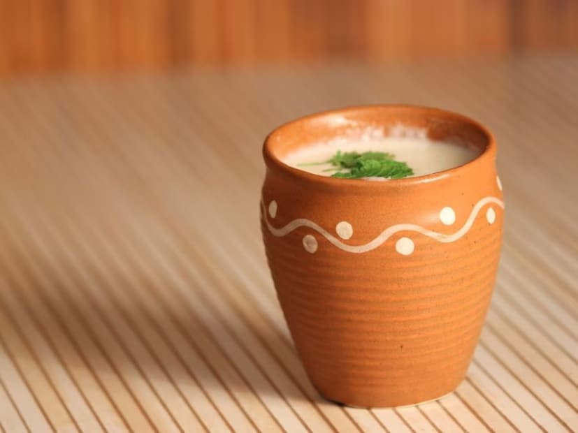 বাটারমিল্কের (Buttermilk) মূলত দই দিয়ে তৈরি করা হয়। তাই এই পানীয় খাওয়া স্বাস্থ্যের পক্ষে খুবই উপকারী। শুধুমাত্র পুষ্টি জোগানো নয়, বাটারমিল্ক (Benefits of Buttermilk) আমাদের শরীরে অনেক উপকারেই লাগে।  