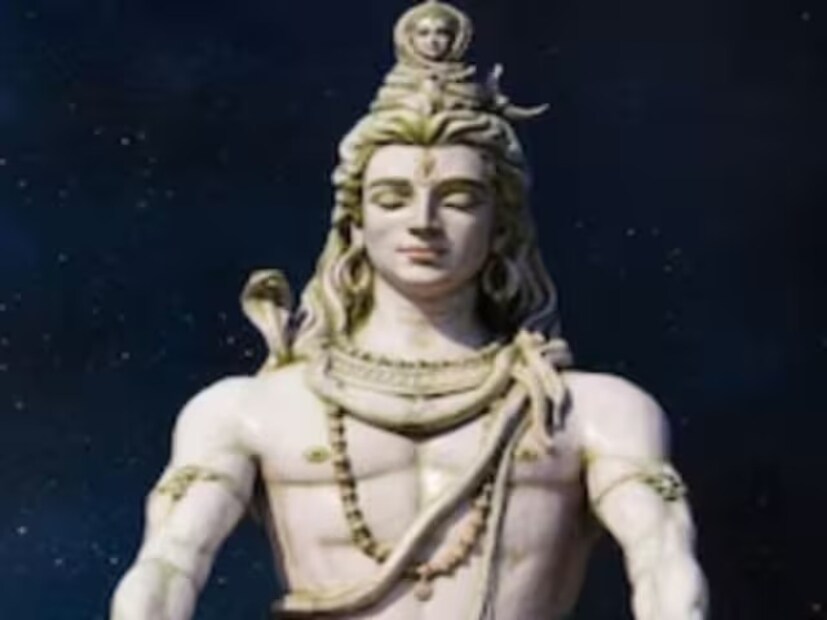 পূজার উপচারের মধ্যে অন্যতম দেশি গব্য ঘৃতের প্রদীপ। এর সঙ্গে ফুল, মাল অর্পণ করে আরতি সম্পন্ন করা হয়। 