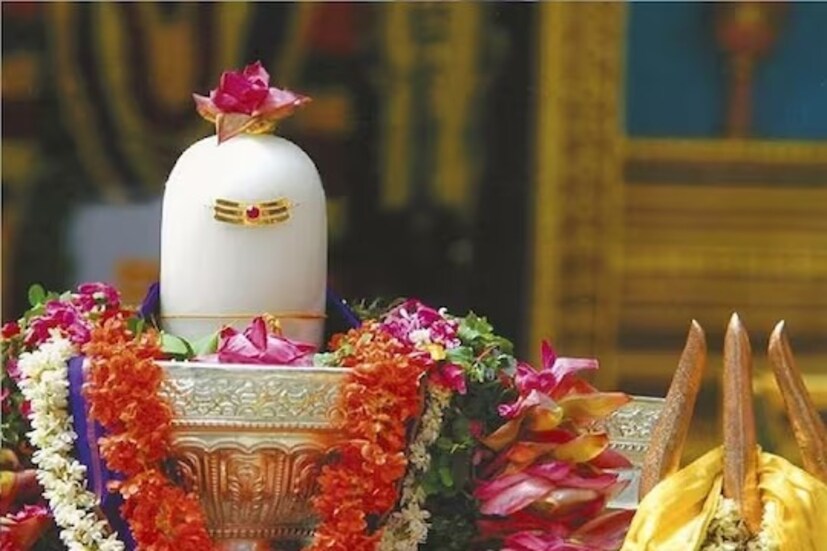 মহাশিবরাত্রির পুণ্যলগ্নে ধর্মীয় গ্রন্থপাঠ করলেও মঙ্গললাভ হয় বলে বিশ্বাস।