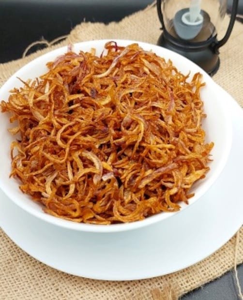 ডুবো তেলে পেঁয়াজ ভাজুন৷ তেল একটু বেশি লাগবে ঠিকই৷ কিন্তু স্বাদ মুচমুচে হবে এবং পেঁয়াজ পুড়েও যাবে না৷