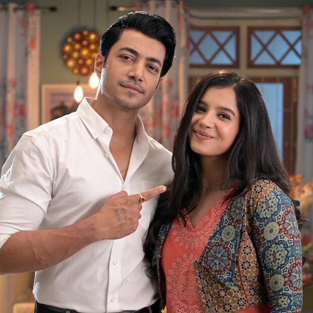 অঙ্গনার সঙ্গে এক মিষ্টি ছবি শেয়ার করে রোহন লেখেন, “তোমার সঙ্গে উড়তে চাই, তোমার সঙ্গে পড়তে চাই।” ফলে নেটিজেনদের কিছু বুঝতে আর বাকি থাকে না।