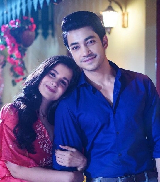 অতন্ত্য পরিচিত সিনেমা 'আলো' দিয়ে প্রথম অভিনয়ে হাতে খড়ি অঙ্গনার। তারপর 'ইন্দুবালা ভাতের হোটেল', 'পাপ', 'নষ্টনীড়', 'তানসেনের তানপুরা'র মতো জনপ্রিয় সব ওয়েব সিরিজে কাজ করেছেন তিনি। রোহন ছোটপর্দার পরিচিত মুখ তো বটেই। পাশাপাশি বড় পর্দাতেও কাজ করেছেন তিনি। সম্প্রতি বাঘাযতীন ছবিতে দেবের সঙ্গে স্ক্রিন শেয়ার করেছেন।