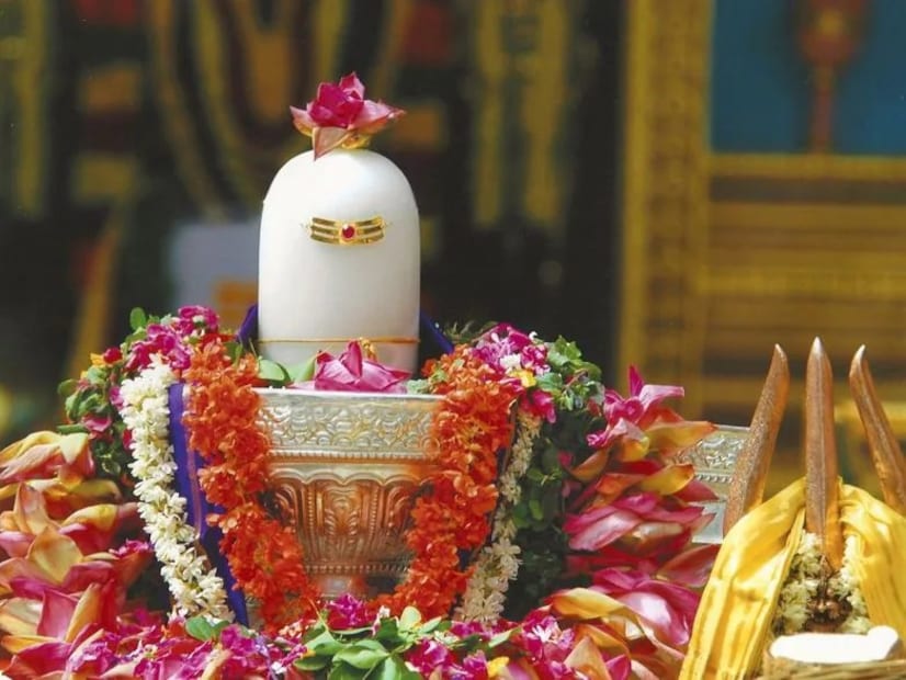 চৈত্র মাসের কৃষ্ণপক্ষের চতুর্দশী তিথিতে চৈত্র মাসের শিবরাত্রি পালিত হবে। সেই দিন সর্বার্থ সিদ্ধি যোগ, ব্রহ্ম যোগ এবং ইন্দ্র যোগ গঠিত হচ্ছে। সর্বার্থ সিদ্ধি যোগে ভগবান শিবের আরাধনা করলে আপনার ইচ্ছা পূরণ হবে এবং আপনি আপনার কাজে সাফল্য পাবেন। 