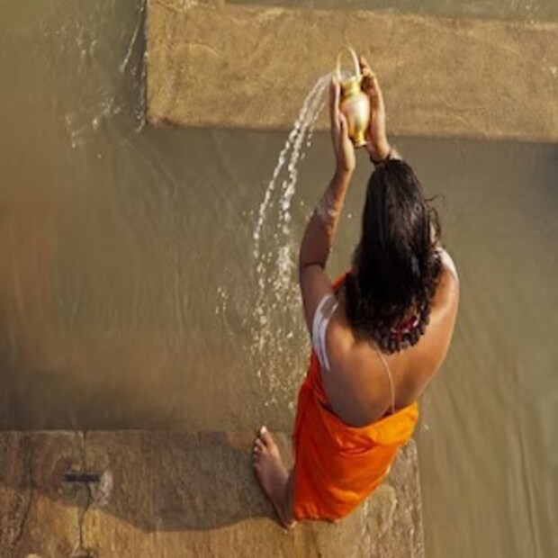 এই তিথিতে ভোরে ঘুম থেকে উঠে গঙ্গায় পুণ্যস্নান করা হয়। 