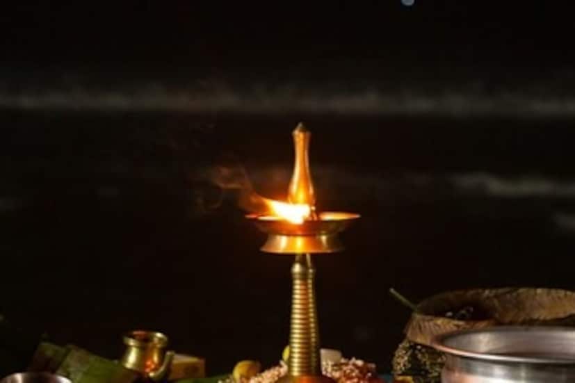 পিতৃপুরুষের উদ্দেশে যজ্ঞ করা হয়। মনে করা হয় এর ফলে পিতৃদোষ কেটে যায়।