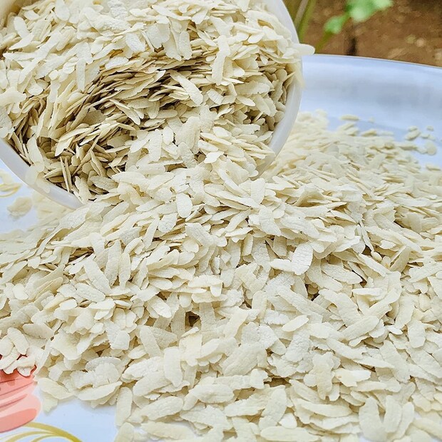 চিঁড়ে স্বাস্থ্যকর কার্বোহাইড্রেটের সমৃদ্ধ খাবার। এতে ৭০% কার্বোহাইড্রেট থাকে। চিঁড়েতে রয়েছে প্রচুর পরিমাণে আয়রন, যা রক্তাল্পতা যাঁরা ভুগছেন তাঁদের জন্য উপকারী।