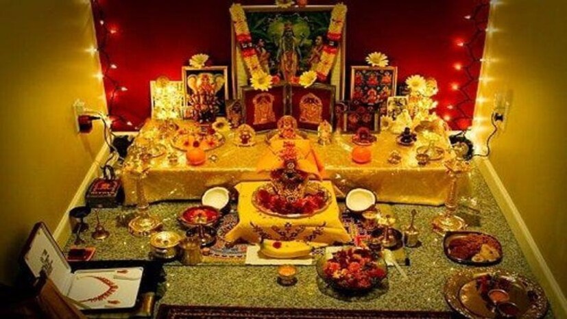 বাস্তু অনুসারে, ঠাকুর ঘর বেসমেন্টে বা উঁচু মেঝেতে হওয়া উচিত নয়। এই ধরনের প্লেসমেন্ট এড়ানো সর্বাধিক ইতিবাচকতা নিয়ে আসে এবং এটি একটি শুভ লক্ষণ।