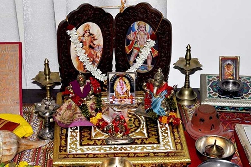 পুজোর ঘরের জন্য বাস্তু অনুসারে, ঘরটি সর্বদা আলোকিত এবং উজ্জ্বল রাখতে হবে। লোকেদেরকে উজ্জ্বল কৃত্রিম আলো স্থাপন করতে বলেন যা সূর্যাস্তের পরে ঘর আলোকিত রাখতে ব্যবহার করা যেতে পারে। ( Disclaimer: উপরোক্ত বিষয়গুলি মানতে নিউজ ১৮ বাংলা বাধ্য বা অনুরোধ করেনা নিজের বিচার বুদ্ধি সহযোগে সিদ্ধান্ত নিন ৷)