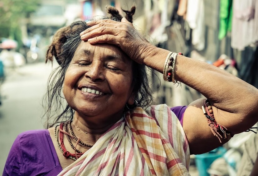 লোকসভা নির্বাচন দোরগোড়ায়। তাই স্বভাবতই আরও বেশি মহিলাকে এই প্রকল্পের সুবিধা দিতে চাইছে নবান্ন।এই কারণেই লক্ষ্ণীর ভাণ্ডার প্রকল্পে নাম নথিভুক্ত করতে নয়া নিয়মের ঘোষণা করেছেন মুখ্যমন্ত্রী। এর ফলে রাজ্যের ২৫ থেকে ৬০ বছর বয়সি, আরও বহু সংখ্যক মহিলা উপকৃত হতে চলেছেন।