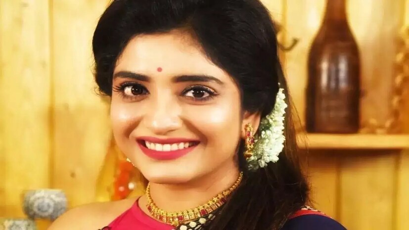 'নিম ফুলের মধু'র খলনায়িকা 'মৌমিতা'কে তো নিশ্চয়ই চেনেন? অয়ন-মৌমিতার দুষ্টুমিতে তিতিবিরক্ত দত্ত পরিবার। শাড়ি-গয়না ছেড়ে এবার একেবারে আলাদা রূপে ধরা দিলেন সেই 'মৌমিতা' ওরফে মানসী সেনগুপ্ত।