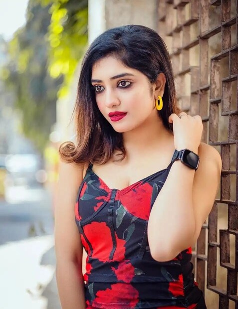 ভিলেনের অভিনয়ে তাঁর জুড়ি মেলা ভার। পর্ণা (পল্লবী শর্মা)-র চরিত্রকে আরও ইতিবাচক দেখাতে মানসীর চরিত্রই কিন্তু ভরসা। তবে শাড়ি ছেড়ে তাঁর এহেন অবতারে কিন্তু ঘুম ছুটেছে ভক্তদের।