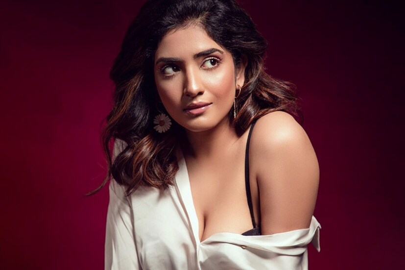 মানসীর এই বোল্ড লুকে ফটোশ্যুট প্রথমবার নয়। প্রায়ই পারদ চড়ান তিনি। কখনও শার্টের ফাঁকে অন্তর্বাস, কখনও জলকেলিতে মত্ত থাকেন নায়িকা। তাঁপ শরীরী মোচড়ে বুঁদ নেটপাড়া।