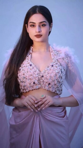  'বিগ বস ১৭'-তে অংশ নেওয়ার পরে, আয়েশা খান একাধিক প্রজেক্টের অফার পেতে শুরু করেছেন। শিশুশিল্পী হিসাবে ক্যারিয়ার শুরু করেন আয়েষা। বর্তমানে সাউথ ফিল্ম ইন্ডাস্ট্রিতে বেশ সক্রিয় এই অভিনেত্রী। শোনা যাচ্ছে, শীঘ্রই দুলকারের সঙ্গে 'লাকি ভাস্কর' ছবিতে দেখা যাবে তাঁকে। প্রসঙ্গত তাঁর সঙ্গে জড়িত, মুনাওয়ার ফারুকিকে নিয়ে একাধিক বিতর্ক ছিল।