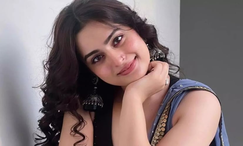 সোশ্যাল মিডিয়া সেনসেশন আয়েশা খানের জনপ্রিয়তা এখন তুঙ্গে। তবে 'বিগ বস সিজন ১৭'-এ ওয়াইল্ড কার্ড প্রতিযোগী হিসাবে প্রবেশ করেছিলেন তিনি। এরপর থেকে তার ফ্যান ফলোয়িং আরও অনেক বেড়ে গিয়েছে। তবে সম্প্রতি  ভক্তেরা তাঁকে নিয়ে বেশ চিন্তিত। 