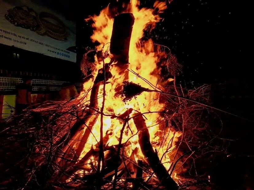 বাংলার বাইরে বহু জায়গায় এই রীতি হোলিকা দহন নামে পরিচিত। প্রহ্লাদকে বাঁচাতে বিষ্ণুর হোলিকা বধ, তাই থেকে হোলিকা দহন। হোলির আগের দিন কোনও খোলা মাঠ বা ফাঁকা জায়গায় শুকনো কাঠ, খড়কুটো মজুত করে পুড়িয়ে দেওয়া হয়। অর্থাৎ হোলিকার দহন হয়।