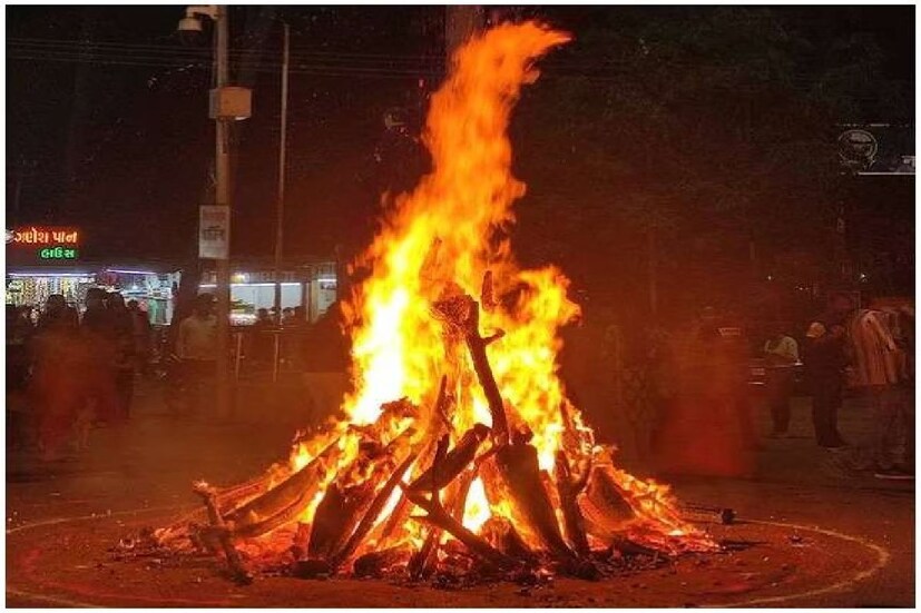 জ্যোতিষী পণ্ডিত শত্রুঘ্ন আচার্য জানান, এ বছর ফাল্গুন মাসের পূর্ণিমা ২৪ মার্চ দিনের ৯টা ২৩ মিনিটে প্রবেশ করছে এবং ভাদ্র শেষ হওয়ার পর রাত ১০:২৮ মিনিটে ন‍্যাড়াপোড়ানোর শুভ সময় হচ্ছে। তিনি বলেছিলেন এই সময়, ওম হোলিকায়ে নমঃ মন্ত্র পাঠ করার সময় হোলিকা দহন করা উচিত। 