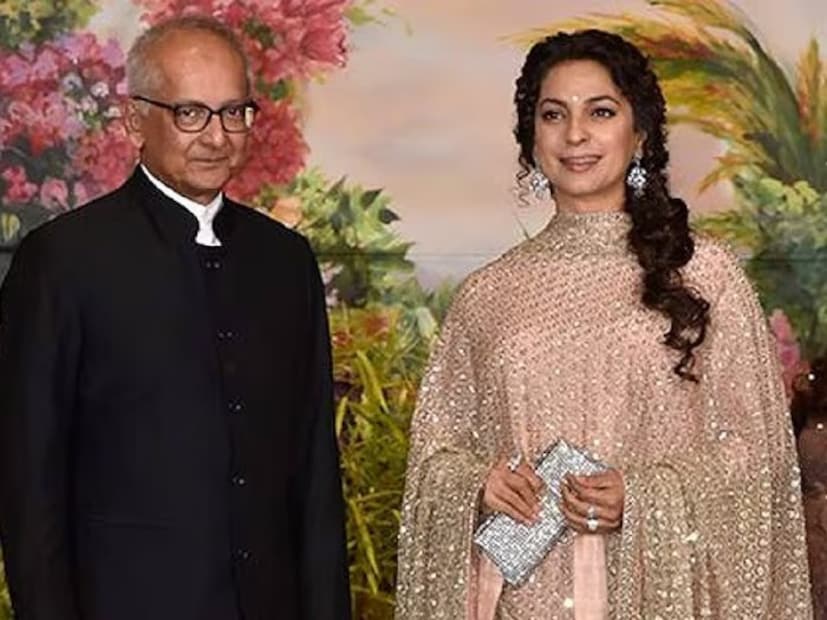 জুহিকে ফিল্ম ইন্ডাস্ট্রির সবচেয়ে ধনী অভিনেত্রীদের মধ্যে গণ্য করা হয়। রিপোর্টে বলা হয়েছে অভিনেত্রীর মোট সম্পদের  পরিমাণ প্রায় ৬ মিলিয়ন ডলার অর্থাৎ প্রায় ৪৪ কোটি টাকা। এবং তাঁর স্বামী জয় মেহতার মোট সম্পদের পরিমাণ ২৩০০ কোটি টাকা। মেহতা গ্রুপের ব্যবসা শুধু দেশে নয় বিদেশেও ছড়িয়ে রয়েছে। 