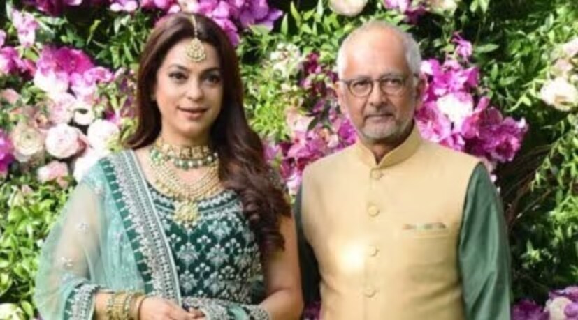 কেরিয়ার তখন উর্ধ্বে ছিল নায়িকার৷ ১৯৯৫ সালে ব্যবসায়ী জয় মেহতাকে বিয়ে করেন জুহি চাওলা। যিনি ইতিমধ্যেই তখন বিবাহিত ছিলেন কিন্তু তাঁর প্রথম স্ত্রী সুজাতা বিড়লা দুর্ঘটনায় মারা যান। সুজাতা ছিলেন ব্যবসায়ী যশ বিড়লার বোন ছিলেন। প্রথম স্ত্রীর মৃত্যুর পর জুহি চাওলাকে দ্বিতীয়বার বিয়ে করেন জয় মেহতা।