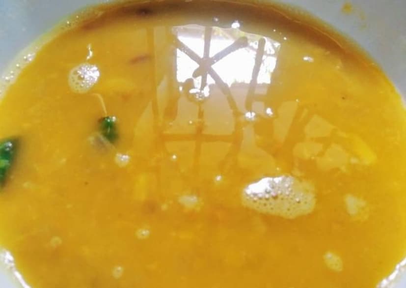 আগুনে রাখা ডাল যখন ধীরে ধীরে রান্না হয়, তখন ডালে উপস্থিত প্রোটিন এবং ফাইবার এর স্বাদ আরও গভীর করে এবং রান্না করতে সাহায্য করে। কিন্তু ঠান্ডা জল যোগ করার ফলে এই প্রক্রিয়া ব্যাহত হয়। এ কারণে ডালে বেশি ফেনা তৈরি হয় এবং স্বাদ বেশ হালকা হয়ে যায়।