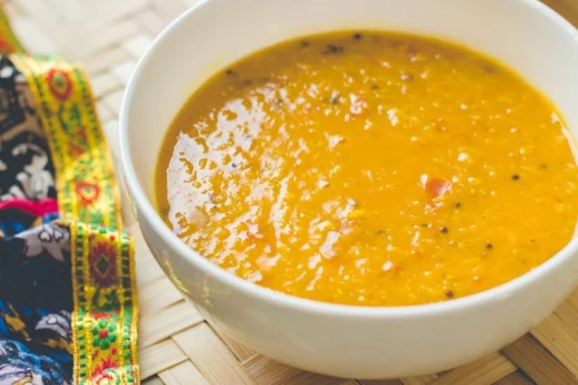 আপনি যখন ডাল রান্না করেন, তখন কুকারে প্রায়ই কম জল থাকে। এমতাবস্থায় ডাল যোগ করার সময় উপর থেকে জল দিতে হয়। কিন্তু ঠান্ডা জল যোগ করলে তা ডালের স্বাদ নষ্ট করে দেয়।