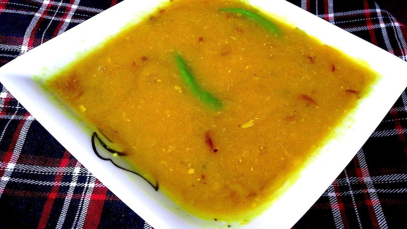 বাইরে যতই খাওয়াদওয়া হোক না কেন ঘরে তৈরি ডাল-ভাতের কোনও তুলনাই হয় না। মসুর ডালে আছে প্রোটিন এবং পুষ্টির ভাণ্ডারও। প্রত্যেকেরই ডাল তৈরির নিজস্ব স্টাইল রয়েছে। কেউ ডালে টমেটো সুস্বাদু মনে করেন আবার কেউ টমেটো ছাড়া ডাল খেতে চান। ডাল তৈরির প্রক্রিয়া বিভিন্নজনের বিভিন্ন।