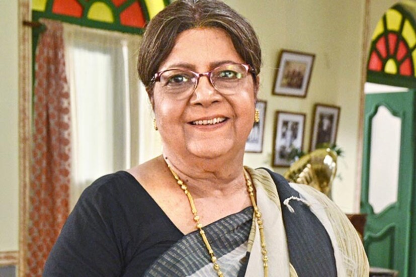 গোটা দত্ত পরিবারকে আগলে রেখেছেন তিনি। একান্নবর্তী পরিবারকে গেঁথে রেখেছেন এক সুতোয়। পর্ণা তাঁর চোখের মণি। তিনি মুশকিল আসানও বটে। তবে দর্শকদের প্রিয় 'ঠাম্মি' বেশ কিছুদিন ধরেই অনুপস্থিত 'নিম ফুলের মধু'তে। কী হয়েছে লিলি চক্রবর্তীর?