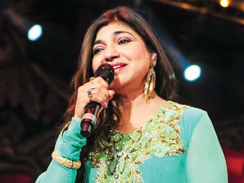 ৯০ এর দশকে  অলকার কেরিয়ার তুঙ্গে। তখনই তিনি বিয়ে করার সিদ্ধান্ত নিয়েছিলেন। তাঁর স্বামী নীরজ শিলং থেকে মুম্বইতে আসার কথা ভাবেন। বিয়ের কিছুদিন পর মুম্বই আসেনও তিনি। কিন্তু তাঁর ব্যবসা তেমন ভাল চলছিল না। তাই আবার শিলং ফিরে যাওয়ার সিদ্ধান্ত নেন। অন্যদিকে অলকা মুম্বইতেই থেকে যান।