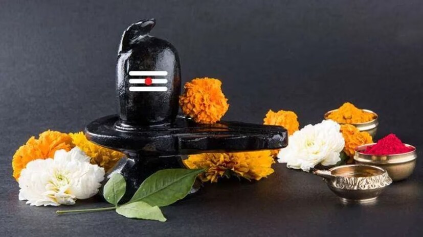 এই পবিত্র তিথিতে মহাদেবকে নিবেদন করুন তামা বা রুপোনির্মিত সাপ৷ দিতে পারেন ত্রিশূলও৷ 