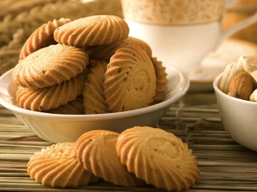 বিস্কুট (Biscuit) খেতে ছোট-বড় সকলেই ভালবাসে। চায়ের সঙ্গে, কফির সঙ্গে, দুধের সঙ্গে কিংবা এমনি এমনিই খিদে পেলেই পছন্দের বিস্কুট পেলে মনটা ভালো হয়ে যায় বৈকি।