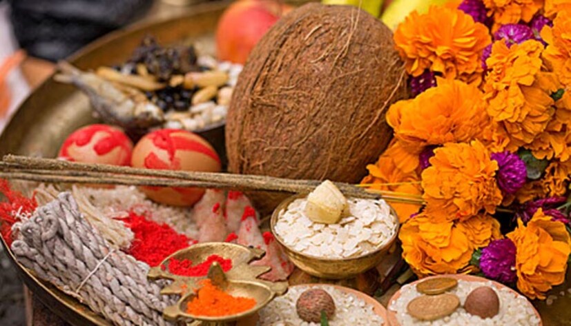 মনে করা হয়, একটি নারকেলে হলুদ, সিঁদুর মাখিয়ে ঠাকুরঘরে রাখলে মা লক্ষ্মীর আশীর্বাদে ধনসম্পদ ও শ্রীবৃদ্ধি হয়ে ভরে থাকে জীবন।