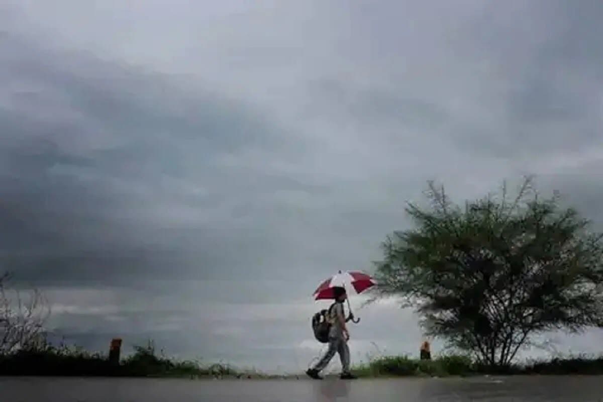 বুধবারও বৃষ্টি হতে পারে মুর্শিদাবাদ ও নদিয়ায়। পাশাপাশি দক্ষিণের তুলনায় বেশি বৃষ্টি হবে উত্তরবঙ্গে। বসন্তের অকালবর্ষণে বেশি ভিজবে উত্তরের জেলাগুলি। 