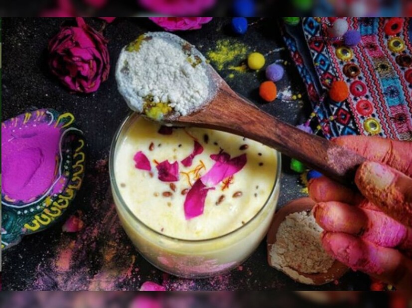 এই ঝিমধরা ভাব কাটানোর একাধিক উপায় আছে৷ জানাচ্ছেন ডাক্তার চিন্ময় দেবগুপ্ত৷ দোলের দিন ভাঙ্গে নেশা কাটাতে প্রথমেইপর্যাপ্ত জল খান। শরীরে জলের অভাব থাকলে এই অবস্থা কিন্তু সহজে কাটতে চায় না। জল শরীর আর্দ্র রাখবে এবং যাবতীয় টক্সিন বাইরে বার করে দেবে।