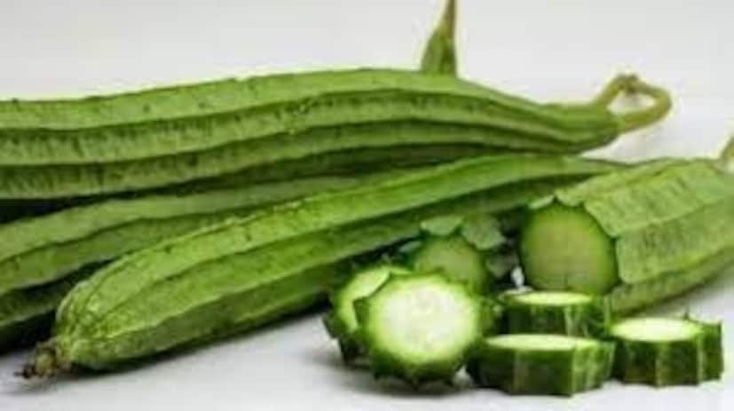 হৃদযন্ত্রের সুস্থতা বজায় রাখতে ঝিঙের তুলনা নেই৷ কারণ শরীর থেকে কোলেস্টেরল দূর করে ঝিঙে৷ গ্রীষ্মকালীন এই সবজির পটাশিয়াম, ম্যাগনেসিয়ামের ভারসাম্য হৃদযন্ত্রের সুস্থতা ধরে রাখে৷