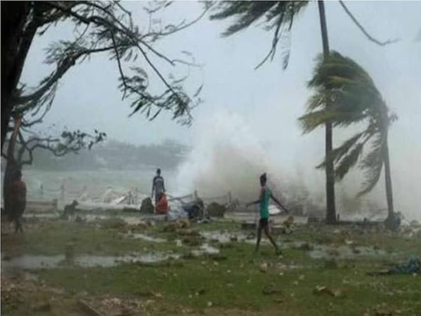 বাংলার জলপাইগুড়িতে ঝড়ের তাণ্ডবরবিবার উত্তর পশ্চিমবঙ্গের জলপাইগুড়ি জেলার কিছু অংশ ঝড়ের আঘাতে তছনছ হয়ে যায়। প্রাকৃতিক এই আকস্মিক দুর্যোগে চারজন নিহত এবং কমপক্ষে ৭০ জন আহত হয়েছেন।