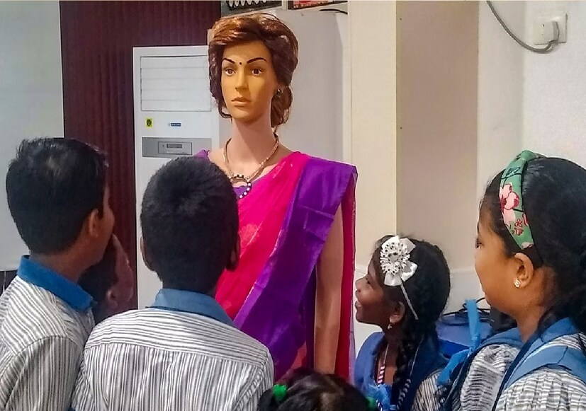 দক্ষিণী রাজ্য কেরলের তিরুবনন্তপুরমের একটি স্কুলে দর্শন মিলল এক এআই শিক্ষিকার। ভারতে এই প্রথম বারের জন্য দেখা মিলল এআই শিক্ষকের। জেনারেটিভ এআই-এর ভিত্তিতে তৈরি রোবটটি প্রস্তুত করেছে মেকার ল্যাবস। ফলে শিক্ষার প্রেক্ষাপট নতুন করে সংজ্ঞায়িত হতে চলেছে।