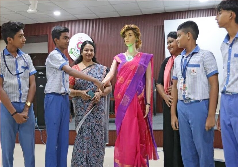 ভিএসএসসি-র স্পেস ফিজিক্স ল্যাবরেটরি (এসপিএল)-এর ডিরেক্টর ড. কে রাজীব IRIS-এর উদ্বোধন করেন। ভিডিওটিতে ভেসে উঠছে একটি টেক্সট। যেখানে বলা হয়েছে, কেরলের কেটিসিটি হায়ার সেকেন্ডারি স্কুলের ছাত্রছাত্রীদের পরম বন্ধু হয়ে উঠেছে এআই শিক্ষিকা।
