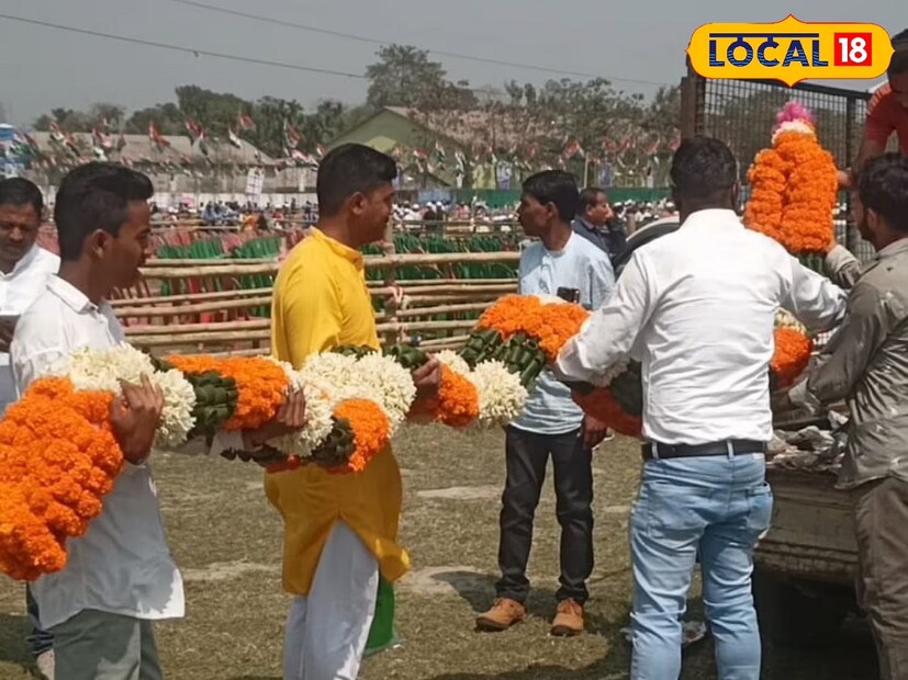 জনগর্জন সভায় সাদা টুপি পড়েই উঁকি দিচ্ছে ঘাস ফুল।