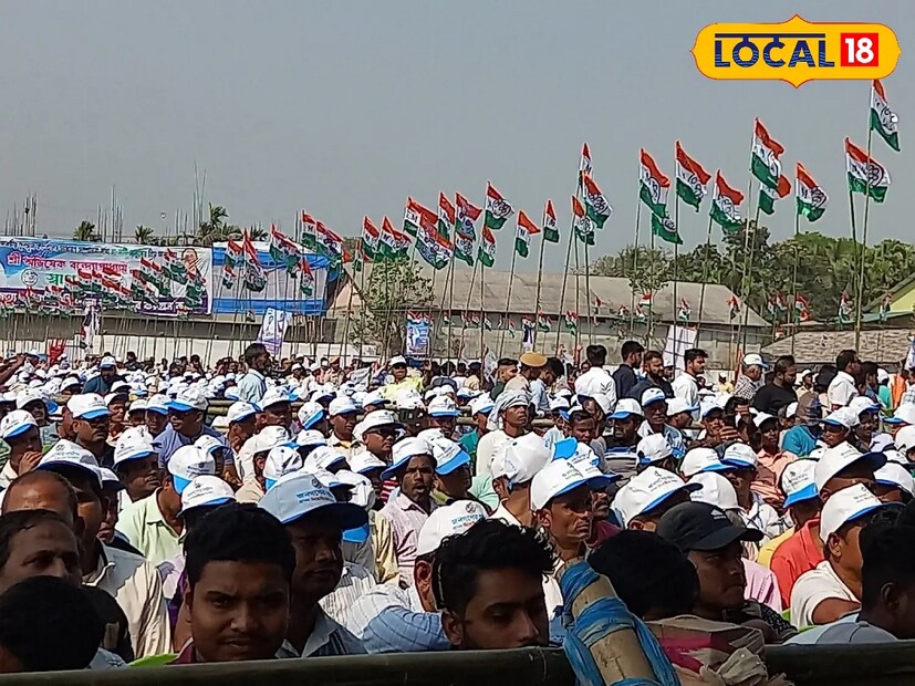 অভিষেক বন্দ্যোপাধ্যায়ের গলার মালা এতটাই ভারী যে, দশ কর্মীর সাহায্যে ব্যবহার করা হয়েছে তা তুলতে। এক কথায় হেভিওয়েট ব্যক্তিত্বের জন্য হেভিওয়েট মালা প্রস্তুত করেছিল তৃণমূল সমর্থকেরা।
