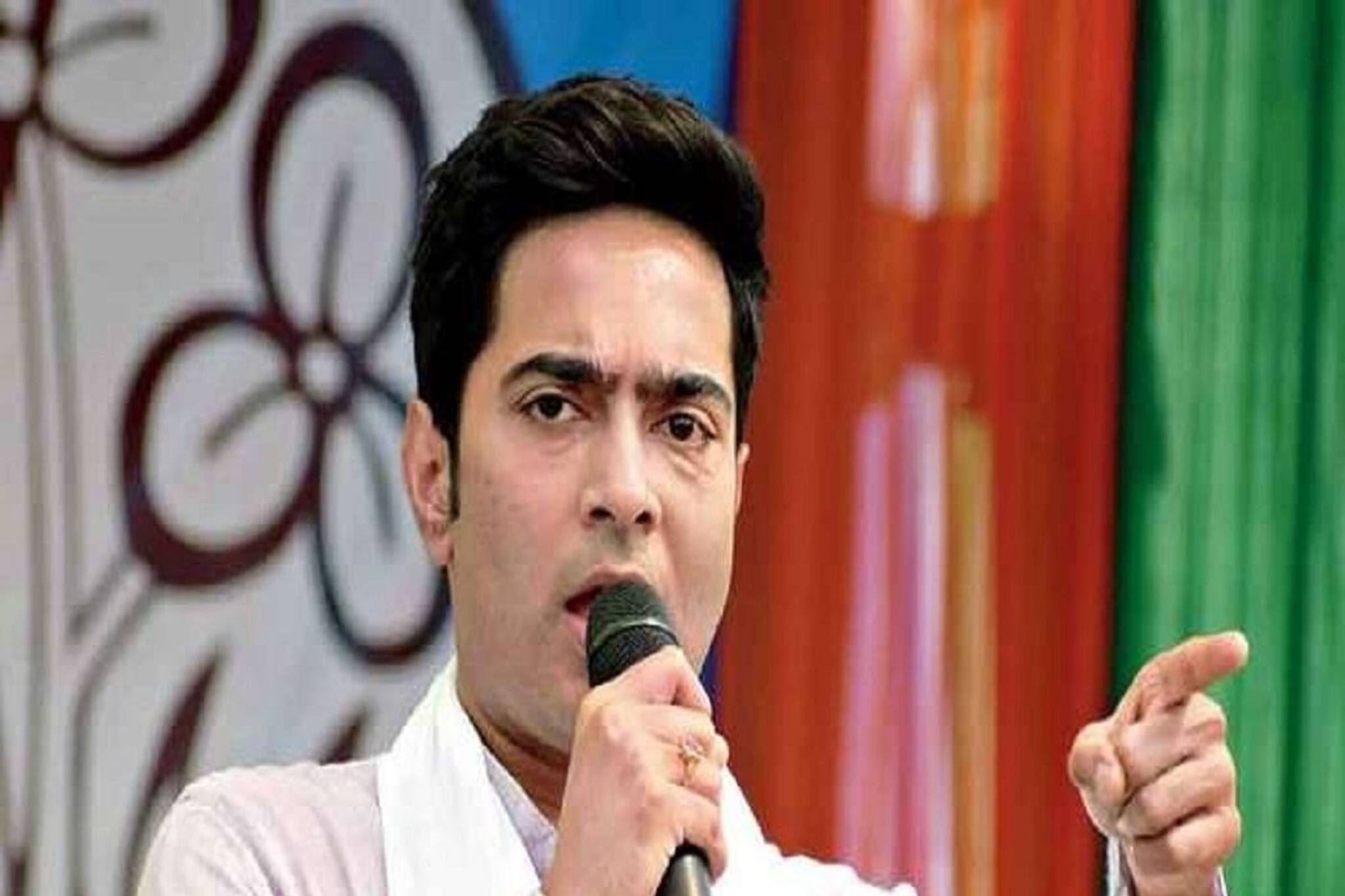 'বলেছিল বাংলায় সরকার ফেলে দেবে, নিজেদের সরকার বাঁচবে তো?' দিল্লি গেলেন অভিষেক