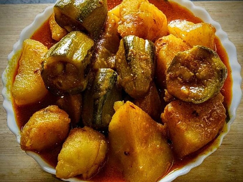 বাঙালি হেঁশেলে খুব কদর পটল নিয়ে! পটলের দোলমা হোক কী রোজকার আলু পটলের ঝোল… গরম কালে পটল ছাড়া বাঙালির রান্নাঘর এককথায় অচল। পটল রাঁধার সময়ে অনেকে বীজগুলি ফেলে দেন, কেউ-কেউ আবার বীজ সমেতই পটল রান্না করেন, বিশেষ করে পটল ভাজার ক্ষেত্রে অনেকেই বীজ রেখে দিন। কিন্তু জানেন কি পটলের বীজ খেলে কী হয় শরীরে?