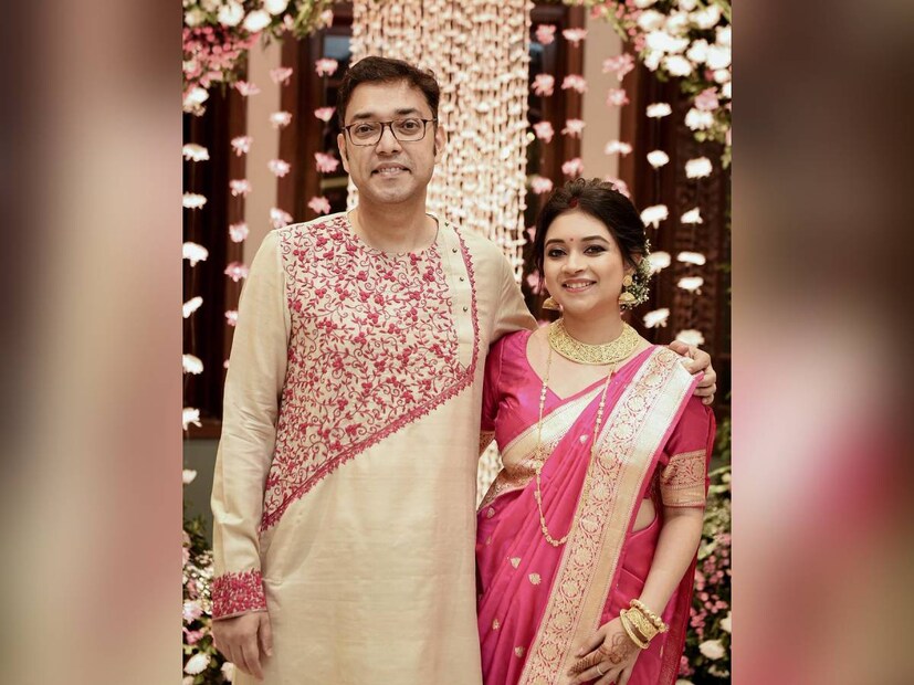 কোথায় হানিমুনে গেছেন অনুপম-প্রশ্মিতা, তা নিয়ে লুকোছাপা করেননি৷ পোস্টের ক্যাপশনে খোলসা করে গায়ক লেখেন- 'অ্যা টার্কিশ হলিডে'৷ কাপ্পাডোসিয়ার পাথুরে টিলার সামনে দাঁড়িয়ে ছবিতে পোজ দিয়েছেন তারকা জুটি৷ ছবি ভাইরাল হতেই ভালবাসায় ভরিয়ে দিয়েছেন ভক্ত তথা সেলিব্রিটিরা৷
