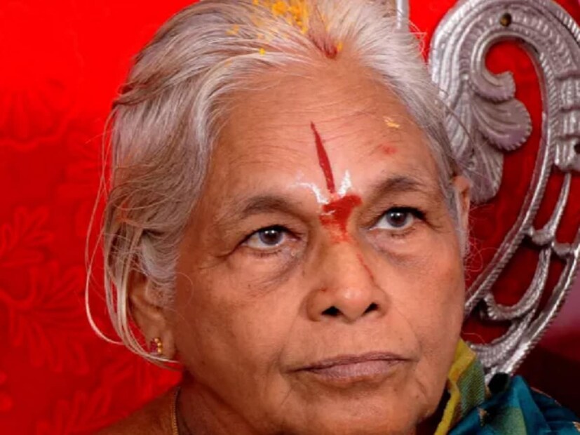 বিশ্বের সবচেয়ে বয়স্ক মা হন অন্ধ্র প্রদেশের আরামত্তি মাঙ্গায়াম্মা। তিনি ০৫ বছর আগে গুন্টুরে ৭৪ বছর বয়সে যমজ সন্তানের জন্ম দেন। আইভিএফ পদ্ধতিতে সন্তানের জন্ম দিয়েছেন আরামত্তি। এই বয়সে এভাবে সন্তান হওয়ার রেকর্ড গড়া নিঃসন্দেহে বিস্ময়কর। এটি সাধারণত বিশ্বাস করা হয় যে ৫০ বছর বয়সের পরে সন্তান প্রসব মহিলাদের জন্য খুবই কঠিন হয়ে পড়ে।