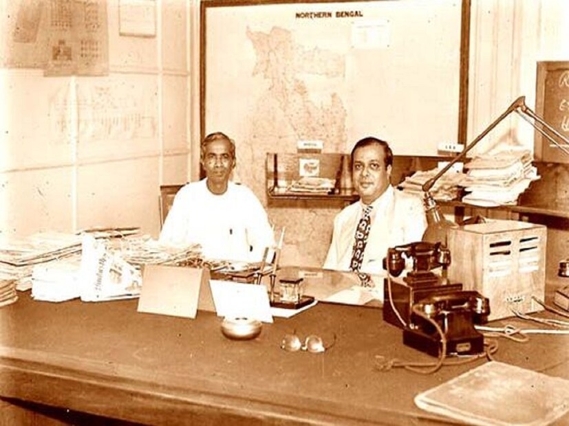 ডঃ প্রফুল্ল চন্দ্র ঘোষ ২৪ ডিসেম্বর, ১৮৯১-তে বর্তমান বাংলাদেশের রাজধানী, তৎকালীন ঢাকায় জন্মগ্রহণ করেন। তিনি হিন্দু-যাদব পরিবারের সদস্য ছিলেন। তাঁর বাবা ছিলেন পূর্ণ চন্দ্র ঘোষ এবং মা ছিলেন বিনোদিনী দেবী। বিনোদিনী দেবী ছিলেন ধর্মপ্রাণ মানুষ। প্রদুল্ল চন্দ্রের গ্রামীণ লালন-পালন হয় প্রত্যন্ত মালিকান্দা গ্রামে।