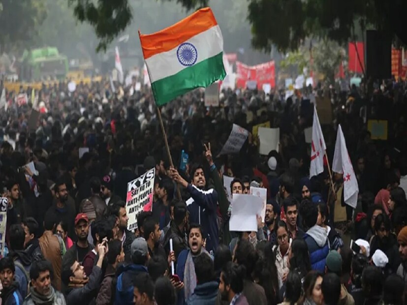 ওই তিন দেশ থেকে আসা হিন্দু, শিখ, জৈন, বৌদ্ধ, পার্সি এবং খ্রিস্টানদের কীভাবে সুবিধা হবে সিএএ থেকে? পাসপোর্ট বা ভিসার মতো নথি না থাকলেও ভারতীয় নাগরিকত্বের জন্য আবেদন করা যাবে। সিএএ-র মাধ্য়মে এই শরণার্থীরা এমন সুযোগ পাবেন। দ্বিতীয়ত, ভারতীয় নাগরিকত্বের জন্য তাঁদের আবেদনের রাস্তা আরও মসৃণ হবে। এদেশে বসবাসের ন্যূনতম সময় ১+১১ বছরের পরিবর্তে ১+৫ বছর হবে।