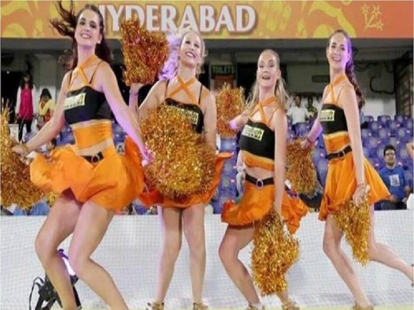 IPL দলগুলি যখন ক্রিকেট খেলে মাঠের মধ্যে, তখন বাউন্ডারির বাইরে অথচ মাঠের মধ্যে নাচ করে দর্শক মনোরঞ্জন করেন এই চিয়ারলিডাররা৷ Photo- Representative