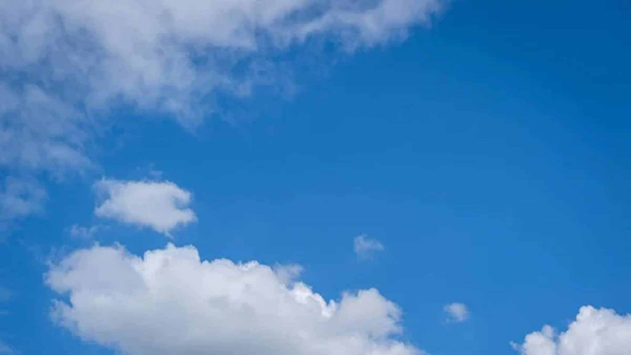 আকাশ থেকে পড়ল ওটা কী? মুহূর্তে আতঙ্ক ছড়াল এলাকায়