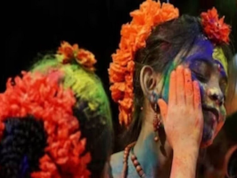২০২৪ দোল পূর্ণিমা লাগছে ২৪শে মার্চ রবিবার সকাল ৯.৪৩ মিনিট থেকে। থাকবে ২৫ শে মার্চ সকাল ৮.৪৮ মিনিট পর্যন্ত। এই পূর্ণ তিথিতে সকলেই মেতে উঠবে আনন্দ উৎসবে। তবে এই দোল পূর্ণিমায় বাড়িতে নিয়ে আসুন এই কয়েকটি রং বাজার থেকে কিনে এই রঙ গুলোই পরিবারের সদস্যদের লাগান। তবেই দোল পূর্ণিমা যাওয়ার পর পাবেন খুশির সংবাদ।