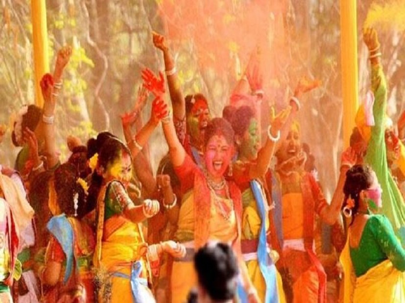 তাই দোলপূর্ণিমার সময় আপনার জন্য অপেক্ষা করে আছে শুক্র-শনি-রবির লম্বা উইকএন্ড৷ এখন থেকেই পরিকল্পনা করুন৷ ব্যাগপত্র গুছিয়ে সে সময় পলাশের টানে, ছোট্ট সফরে৷